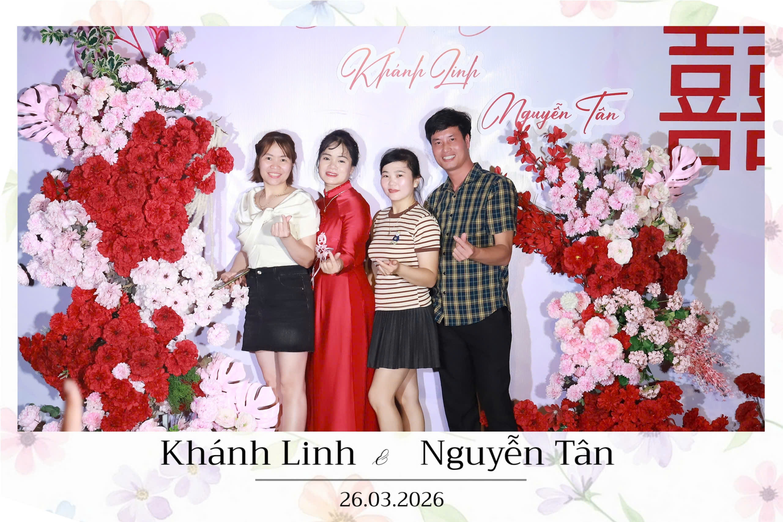 Nhóm khách mời tạo dáng vui nhộn tại photobooth